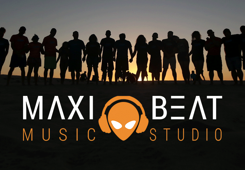 Музыканты в студии Макса Дергунова Maxi-Beat